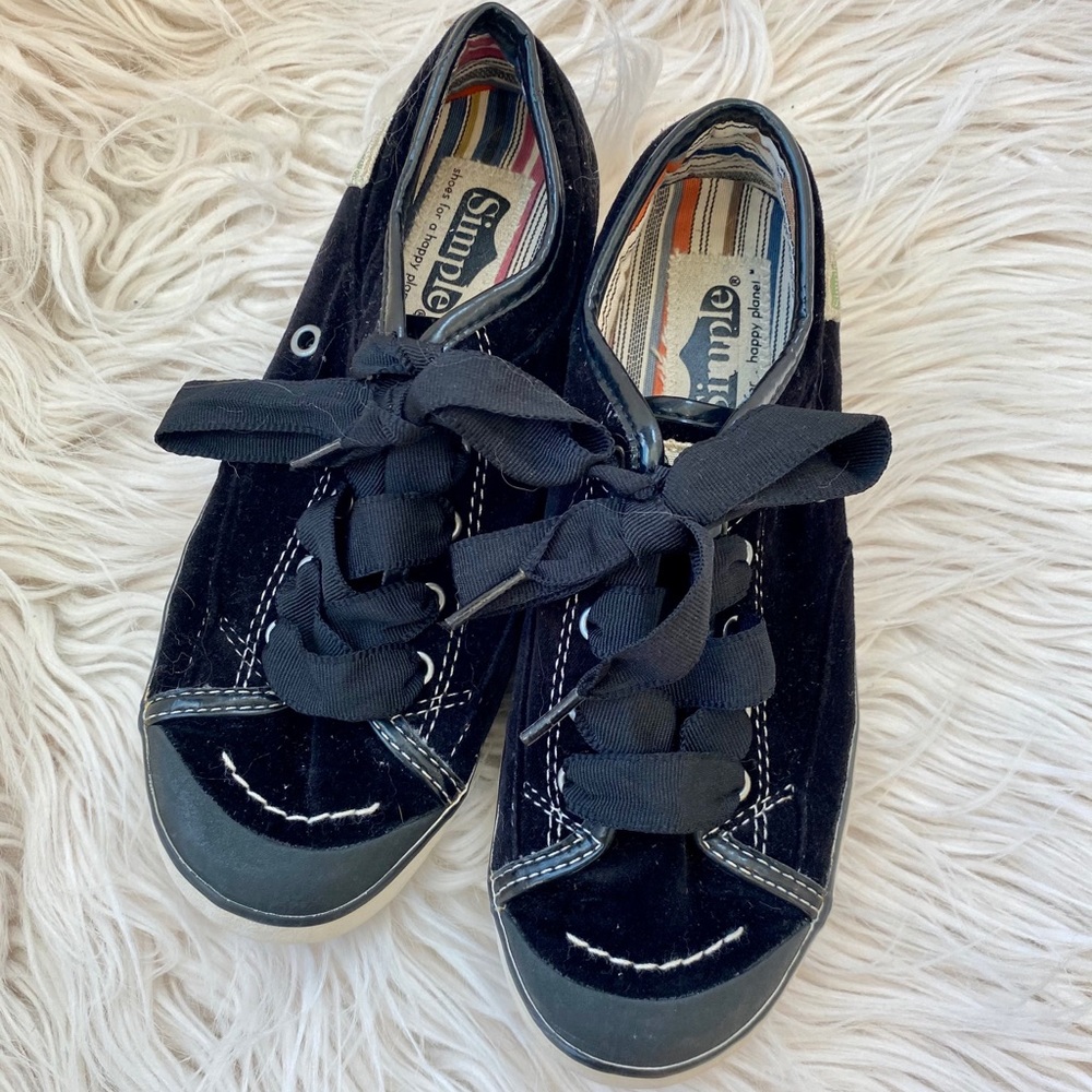 Simple Black Suede Sneaker with Ribbon Laces Sz 6